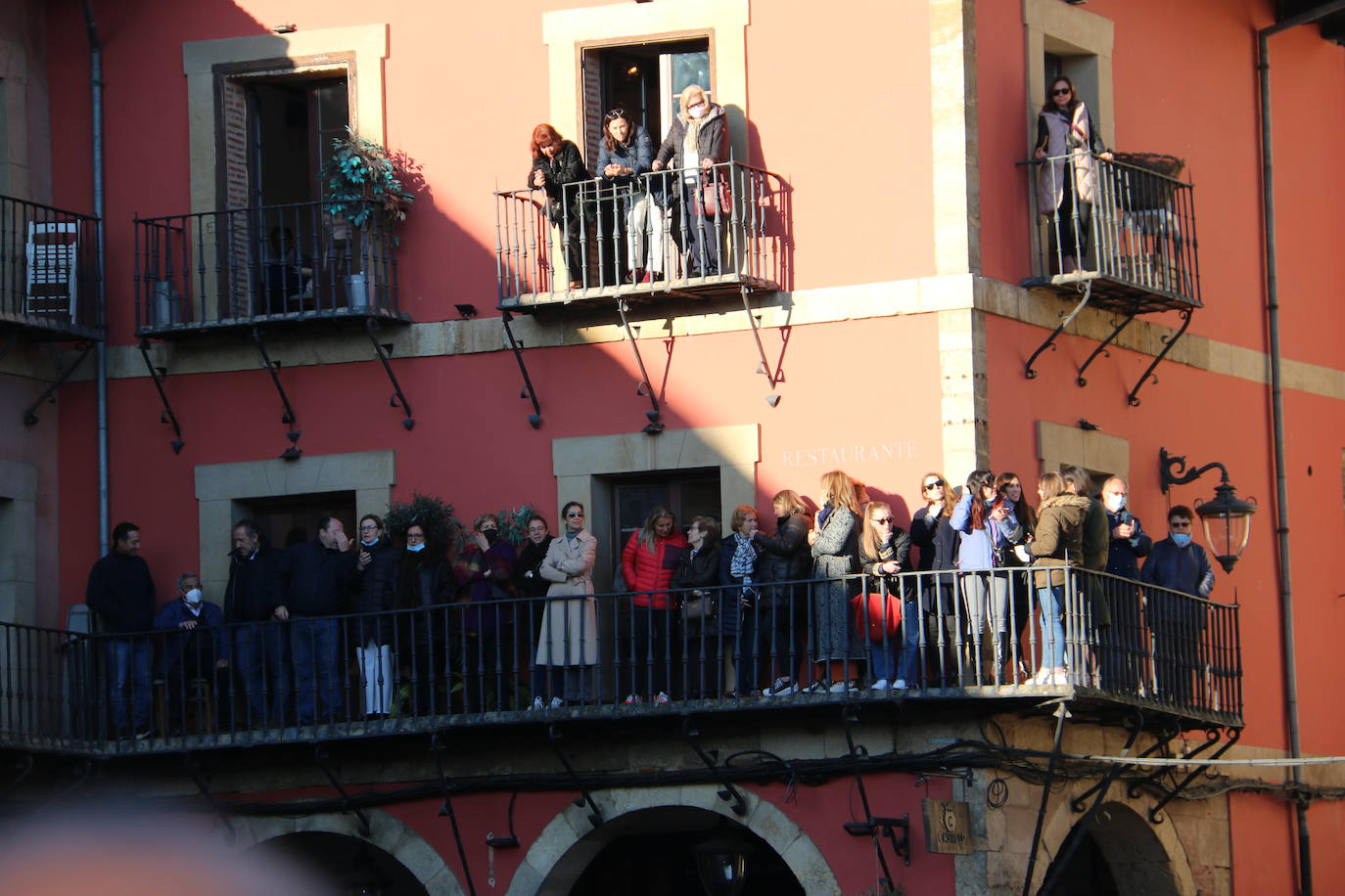 Un momento de la Procesión de los pasos en la Plaza Mayor de León. 