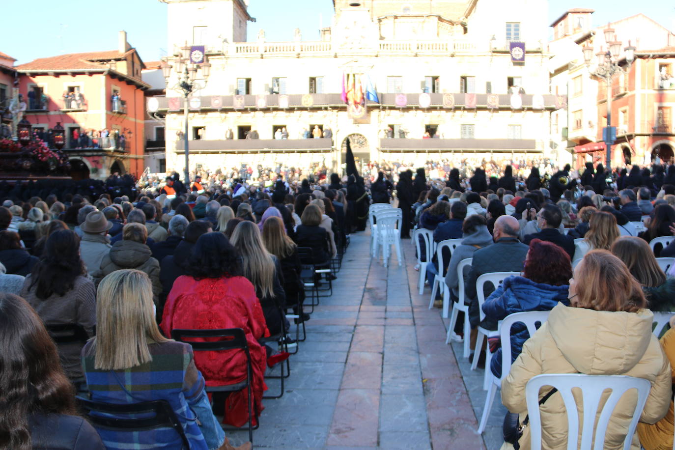 Un momento de la Procesión de los pasos en la Plaza Mayor de León. 