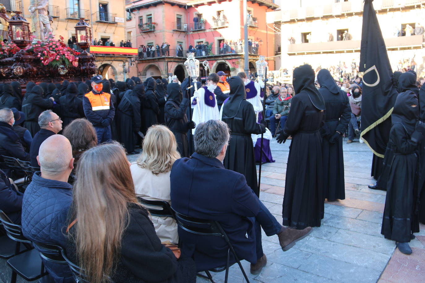 Un momento de la Procesión de los pasos en la Plaza Mayor de León. 