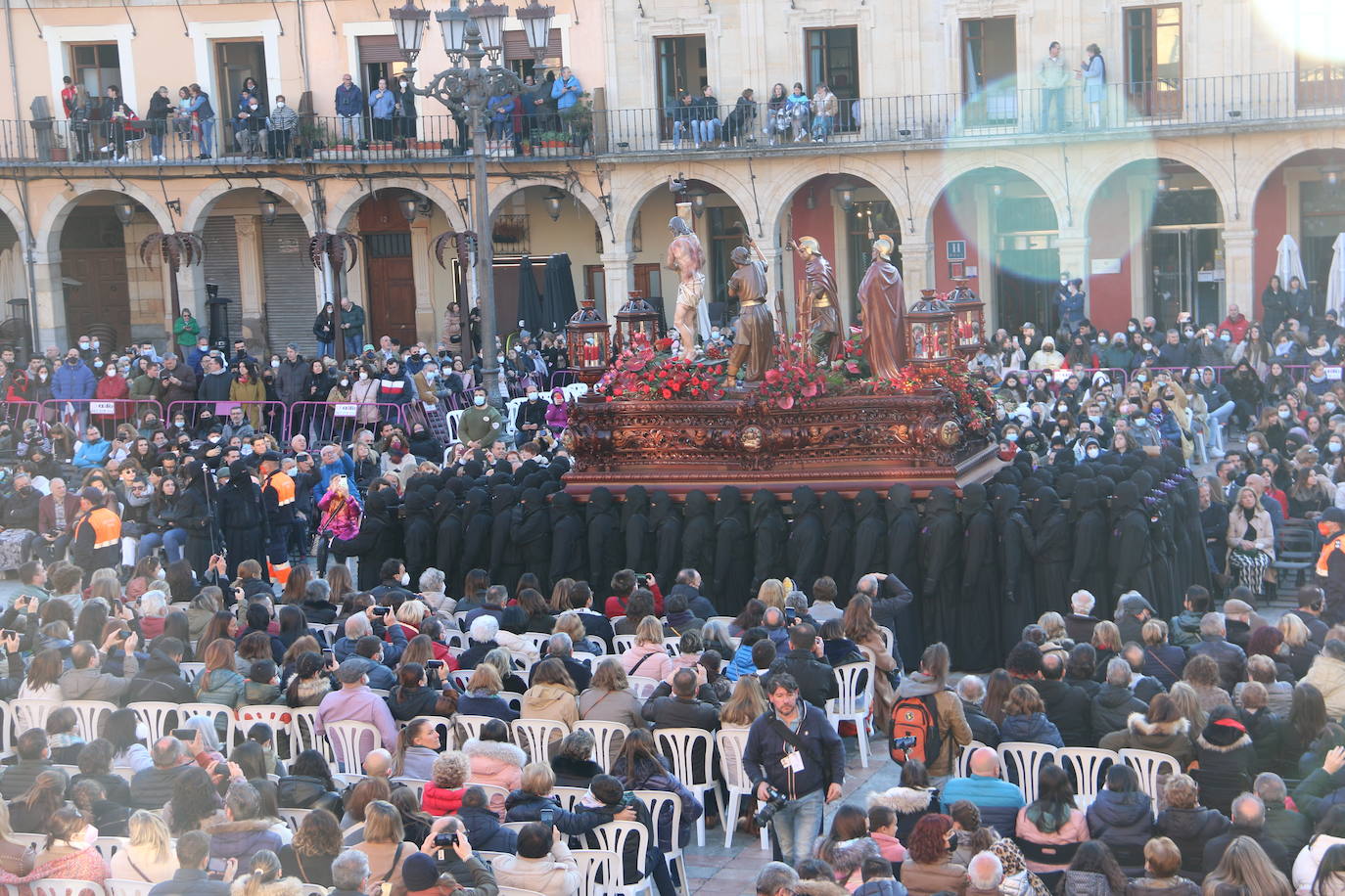 Un momento de la Procesión de los pasos en la Plaza Mayor de León. 