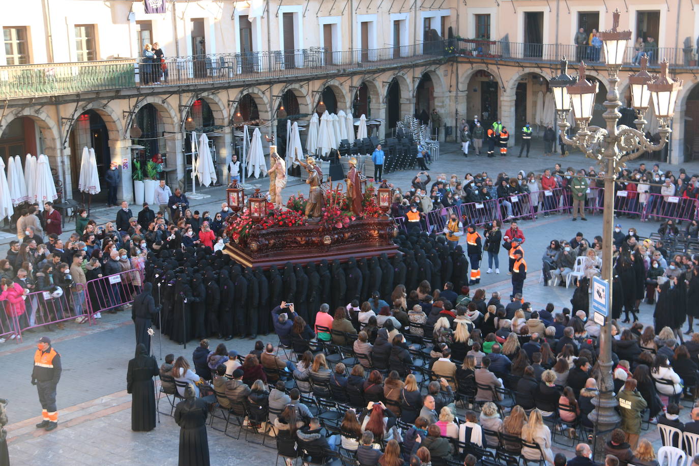 Un momento de la Procesión de los pasos en la Plaza Mayor de León. 