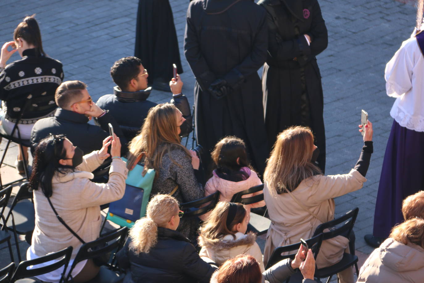 Un momento de la Procesión de los pasos en la Plaza Mayor de León. 