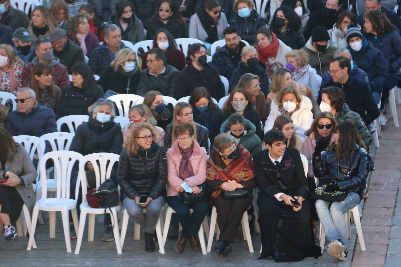 Un momento de la Procesión de los pasos en la Plaza Mayor de León. 