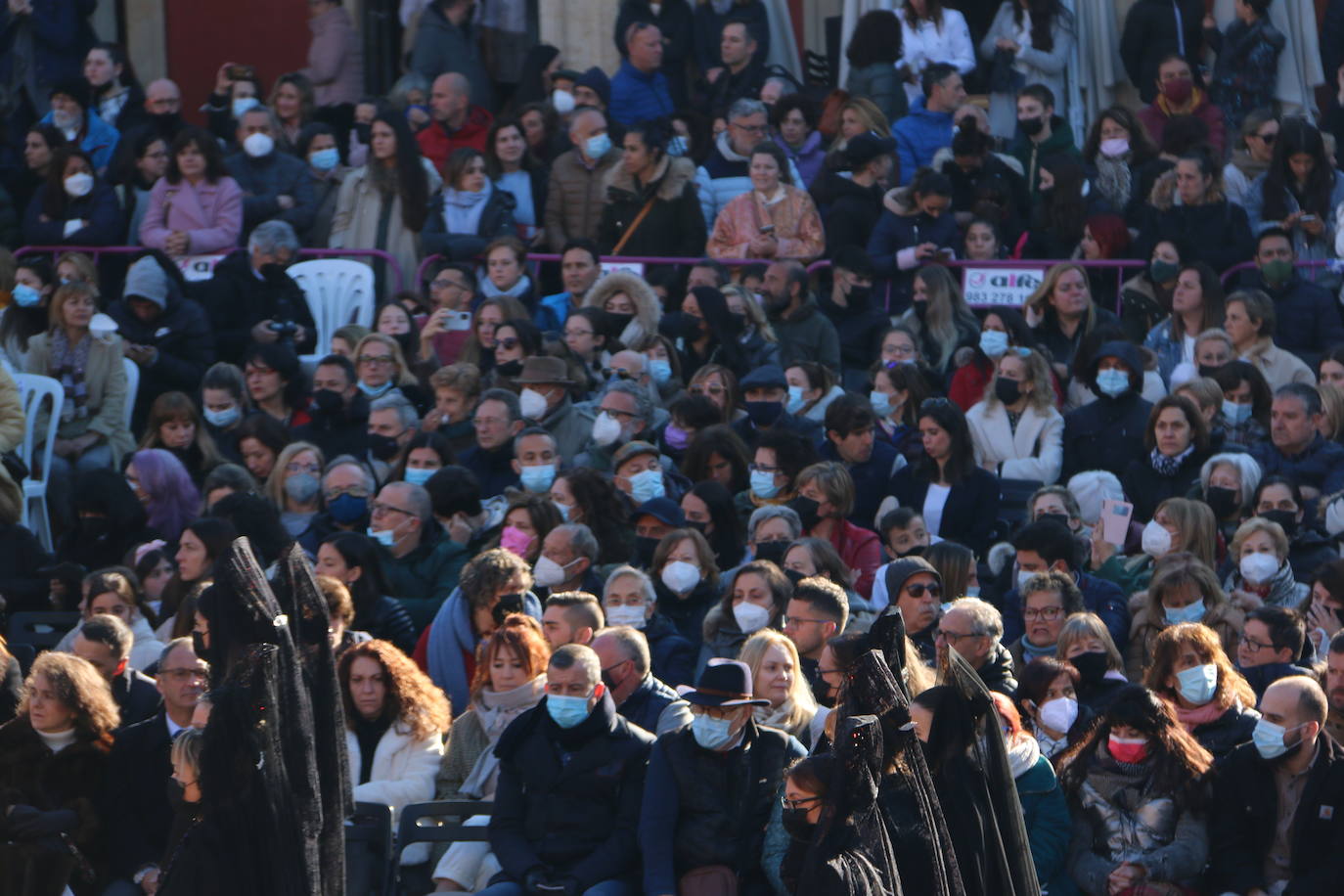 Un momento de la Procesión de los pasos en la Plaza Mayor de León. 