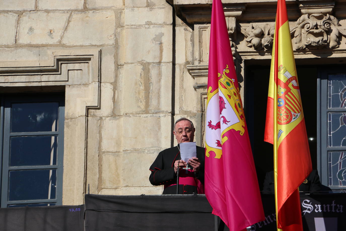 Un momento de la Procesión de los pasos en la Plaza Mayor de León. 