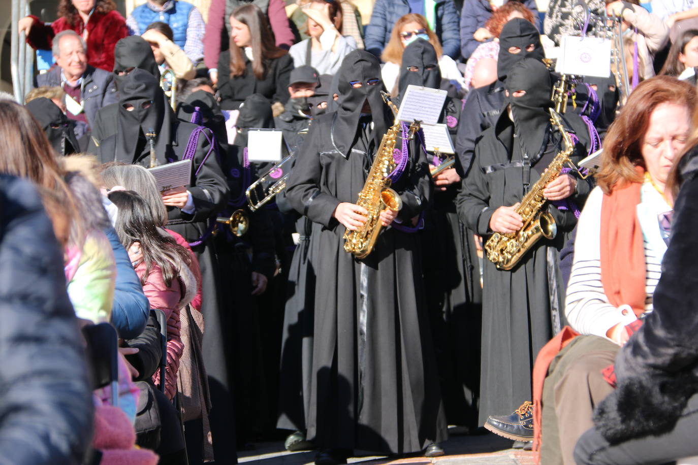 Un momento de la Procesión de los pasos en la Plaza Mayor de León. 