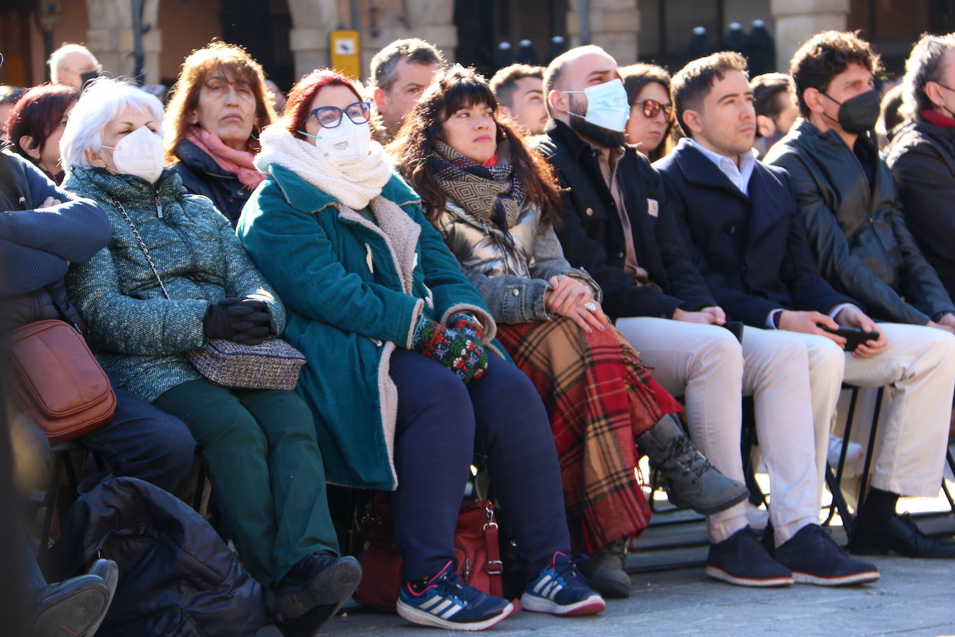 Un momento de la Procesión de los pasos en la Plaza Mayor de León. 