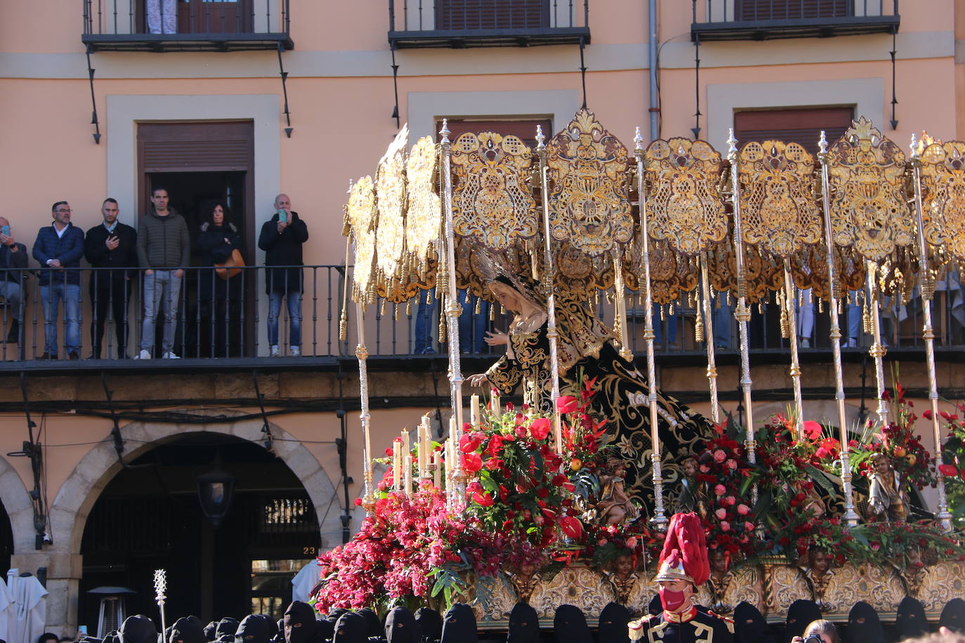 Un momento de la Procesión de los pasos en la Plaza Mayor de León. 