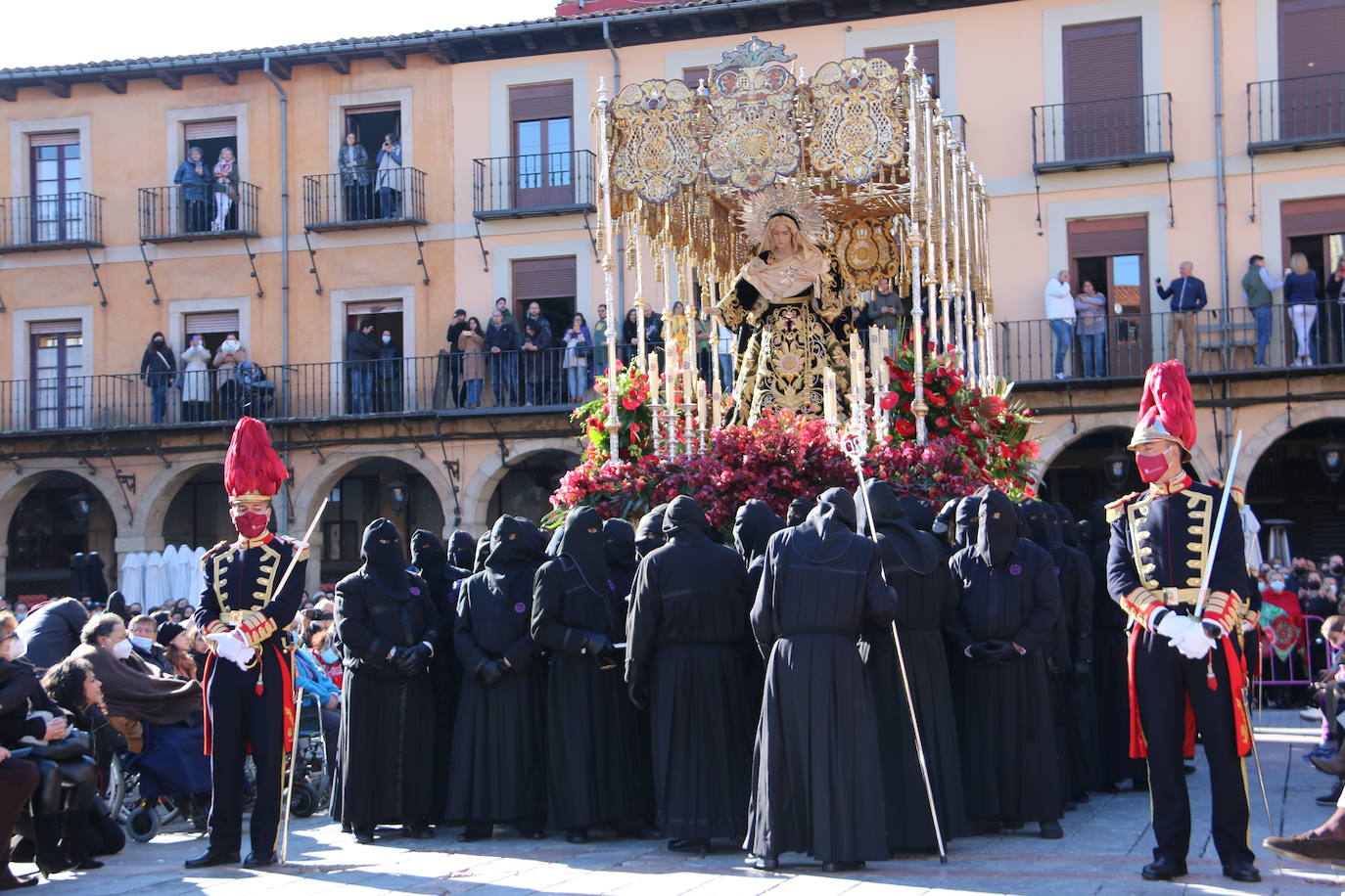 Un momento de la Procesión de los pasos en la Plaza Mayor de León. 