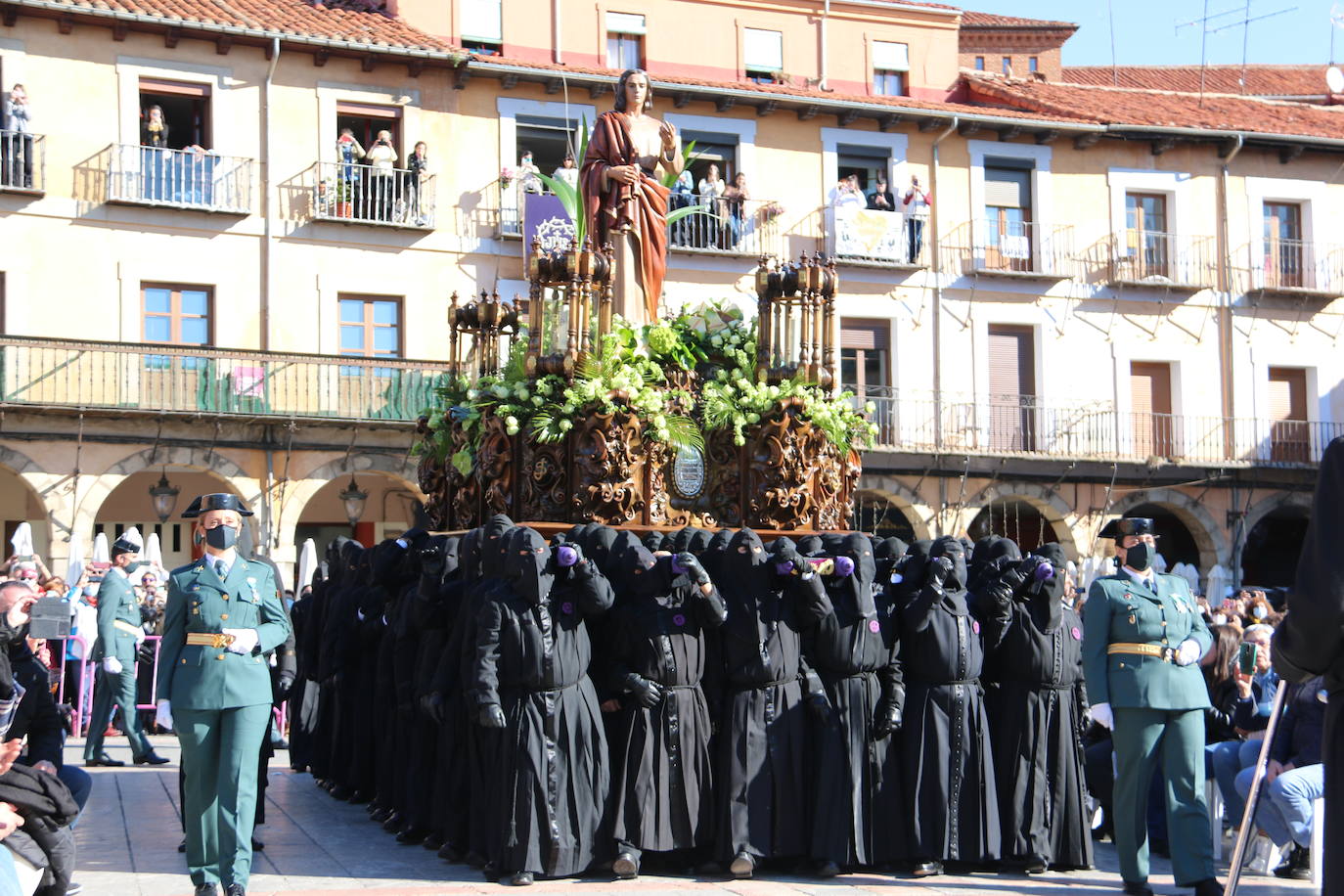 Un momento de la Procesión de los pasos en la Plaza Mayor de León. 