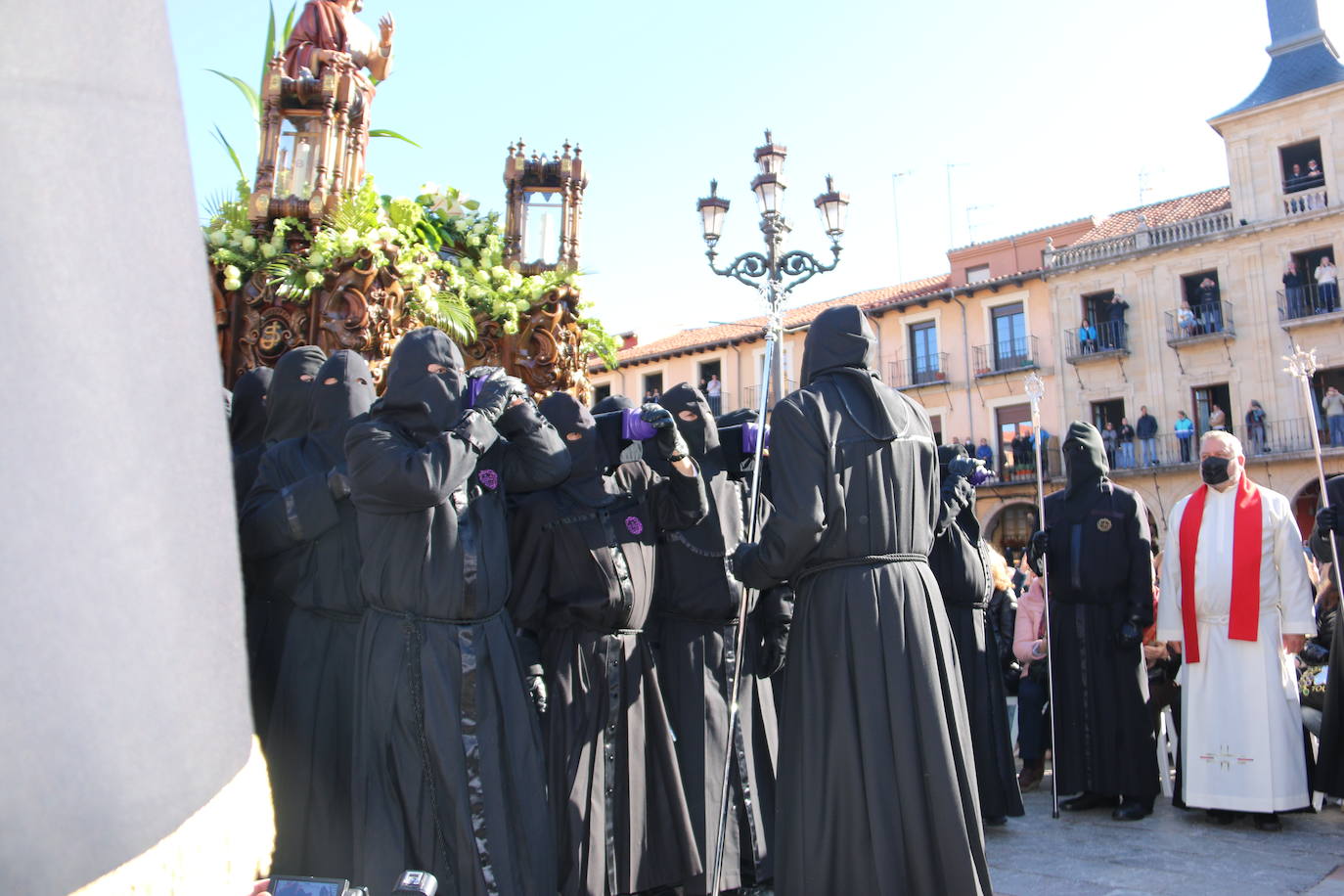 Un momento de la Procesión de los pasos en la Plaza Mayor de León. 