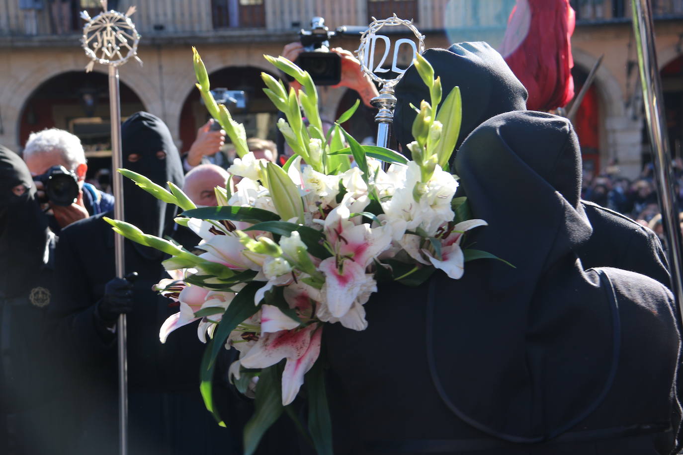 Un momento de la Procesión de los pasos en la Plaza Mayor de León. 