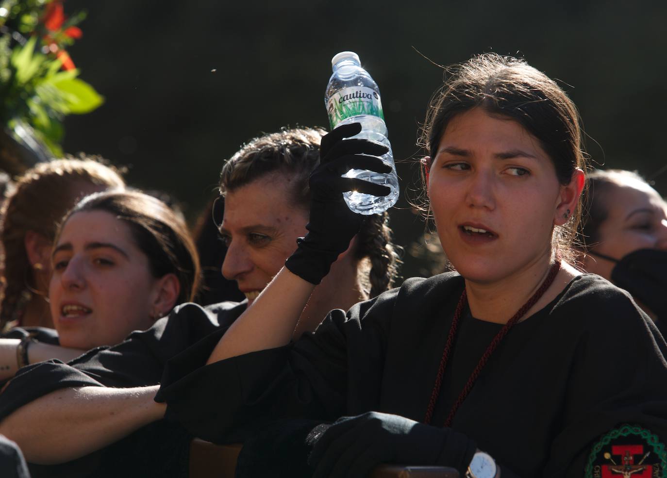 El calor fue uno de los grandes invitados a la Procesión de Santo Entierro de Ponferrada de este Viernes Santo.