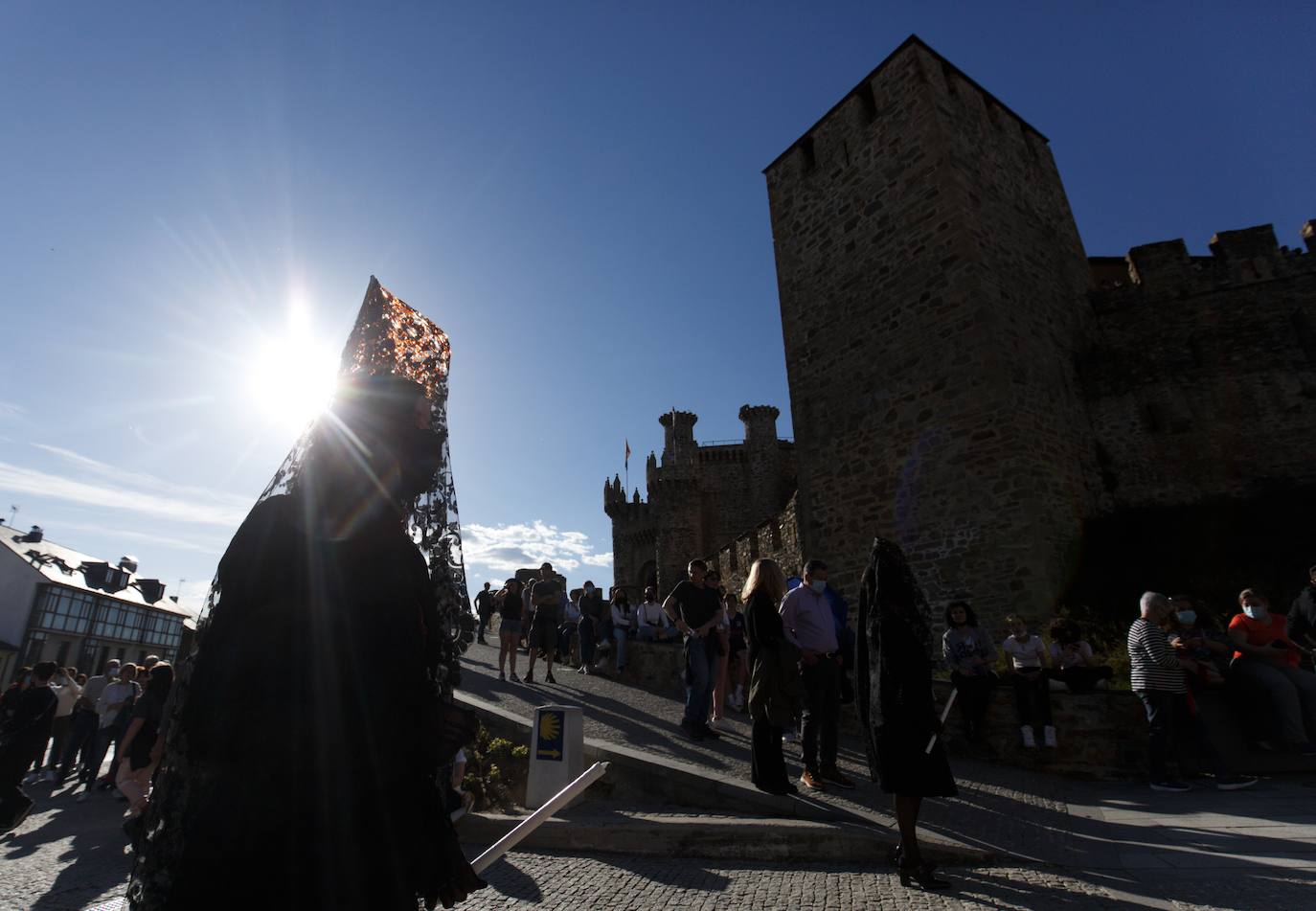 El calor fue uno de los grandes invitados a la Procesión de Santo Entierro de Ponferrada de este Viernes Santo.