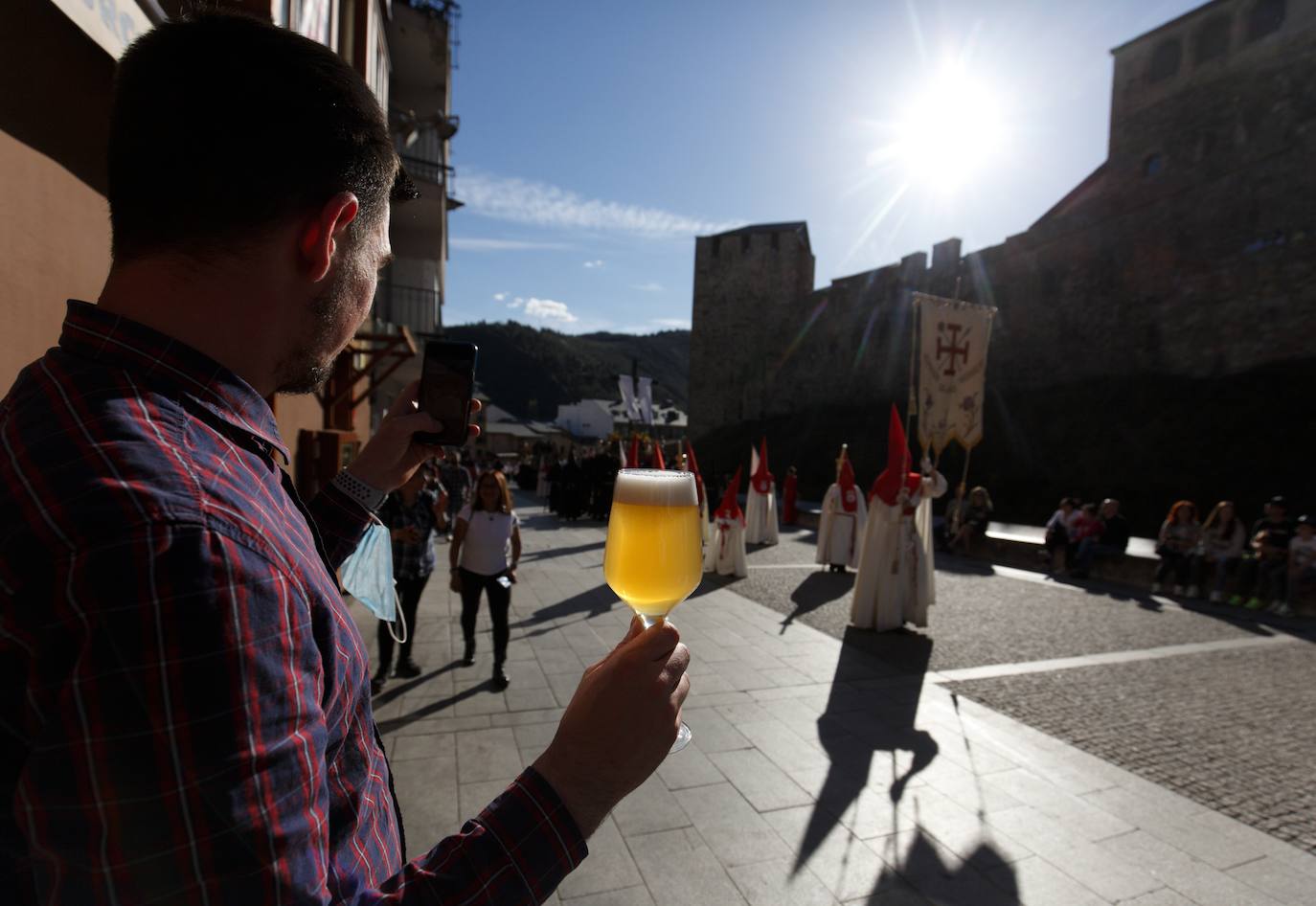 El calor fue uno de los grandes invitados a la Procesión de Santo Entierro de Ponferrada de este Viernes Santo.