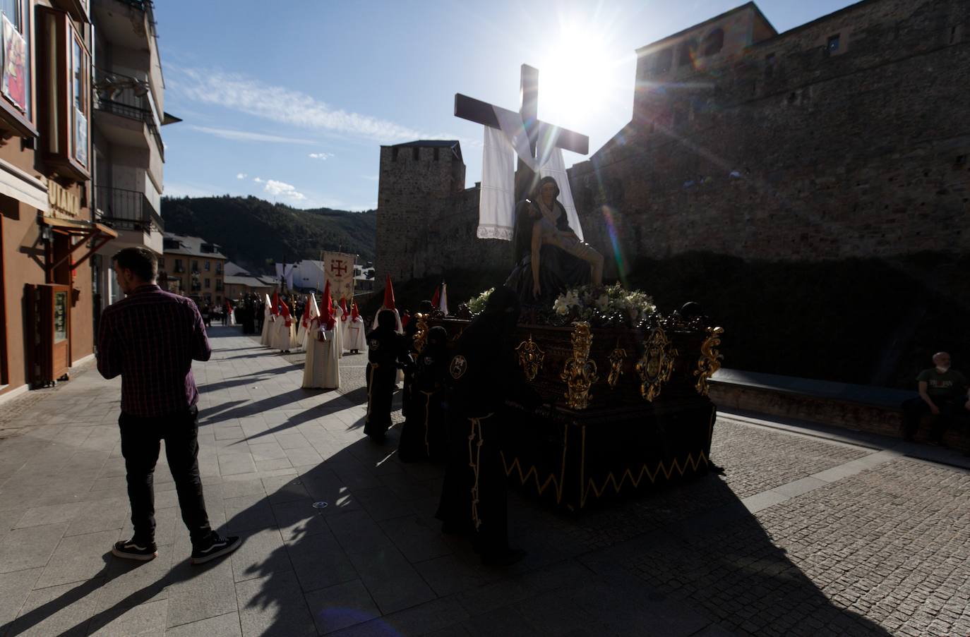 El calor fue uno de los grandes invitados a la Procesión de Santo Entierro de Ponferrada de este Viernes Santo.