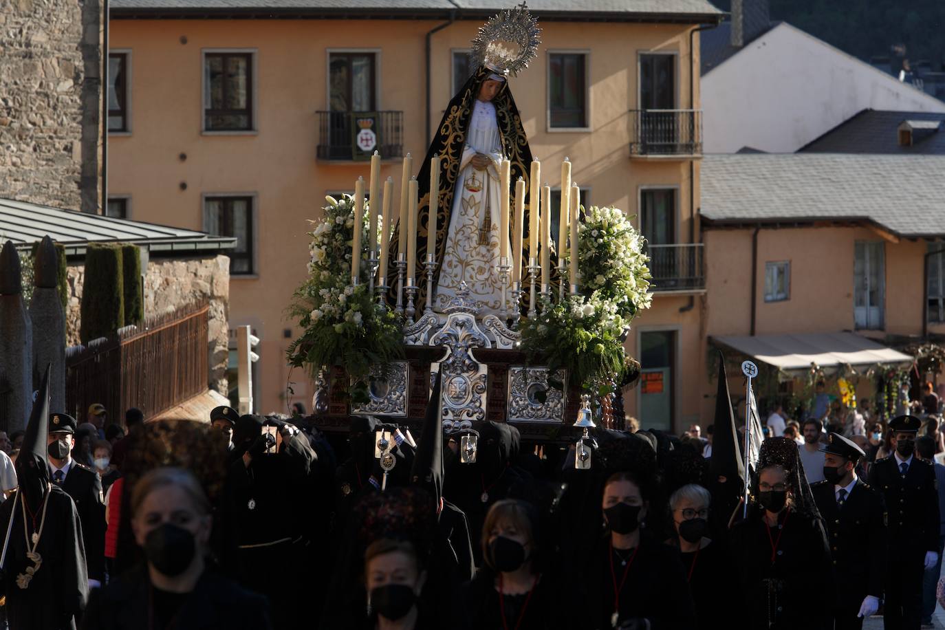 El calor fue uno de los grandes invitados a la Procesión de Santo Entierro de Ponferrada de este Viernes Santo.