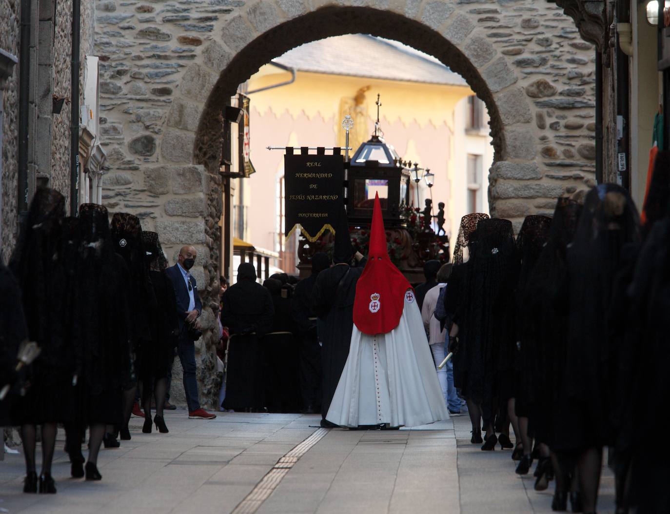 El calor fue uno de los grandes invitados a la Procesión de Santo Entierro de Ponferrada de este Viernes Santo.