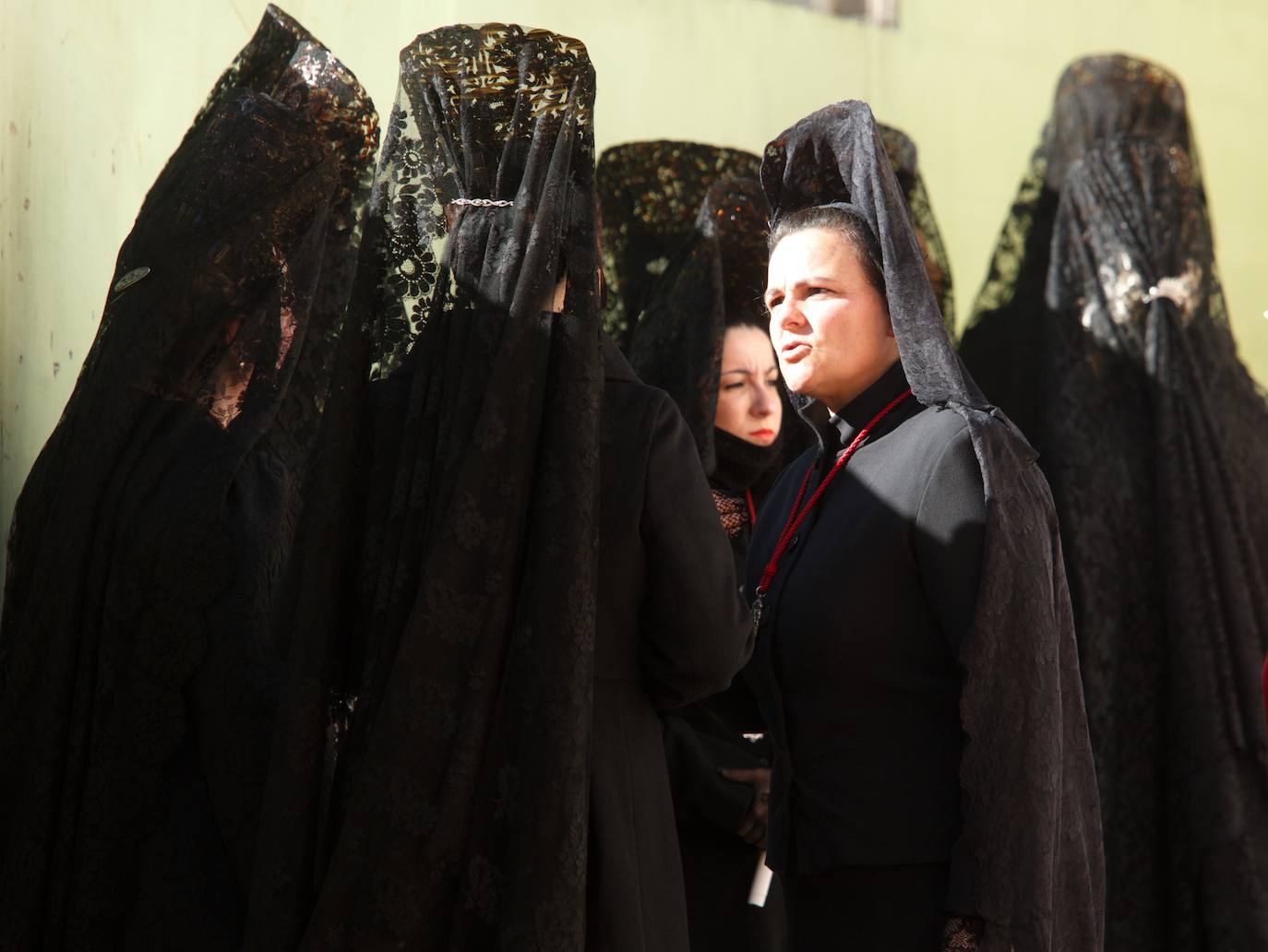 El calor fue uno de los grandes invitados a la Procesión de Santo Entierro de Ponferrada de este Viernes Santo.