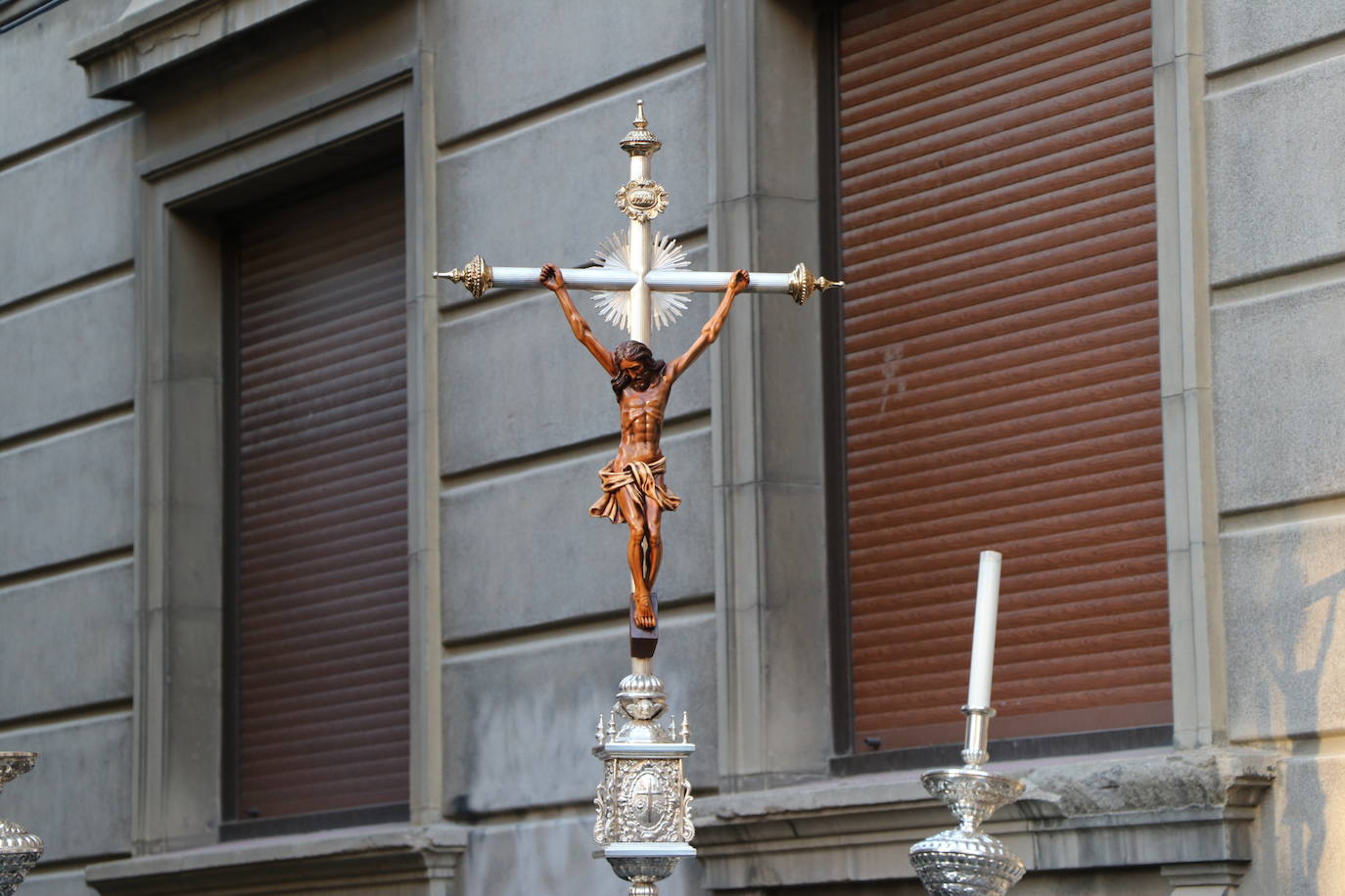 La Cofradía de Angustias ha organizado este Viernes Santo su procesión del Santo Entierro como cada año par. La última vez que procesionó por las calles de la capital fue en 2016.