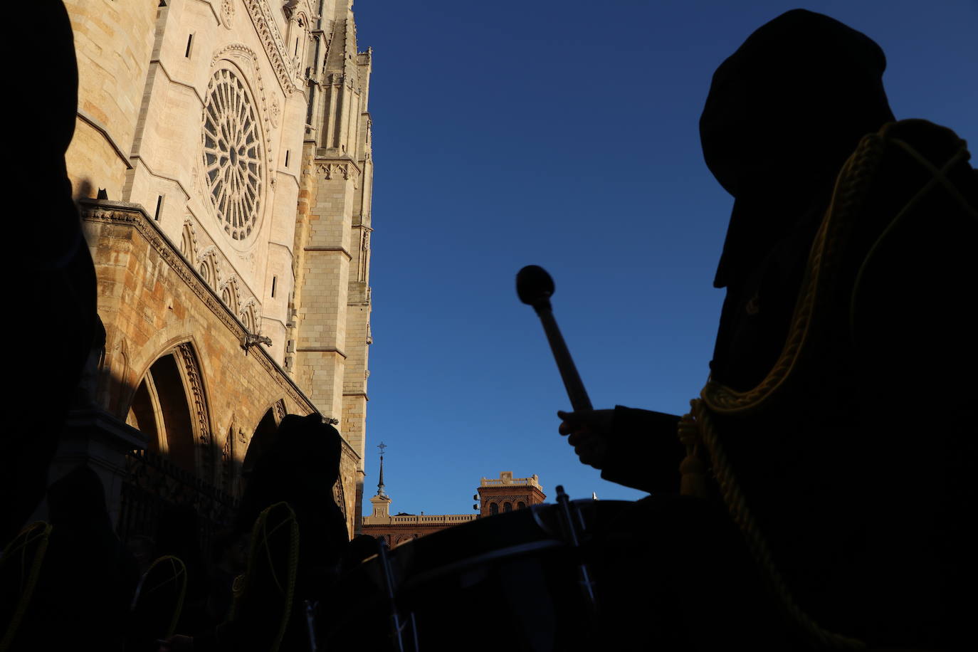 La Cofradía de Angustias ha organizado este Viernes Santo su procesión del Santo Entierro como cada año par. La última vez que procesionó por las calles de la capital fue en 2016.