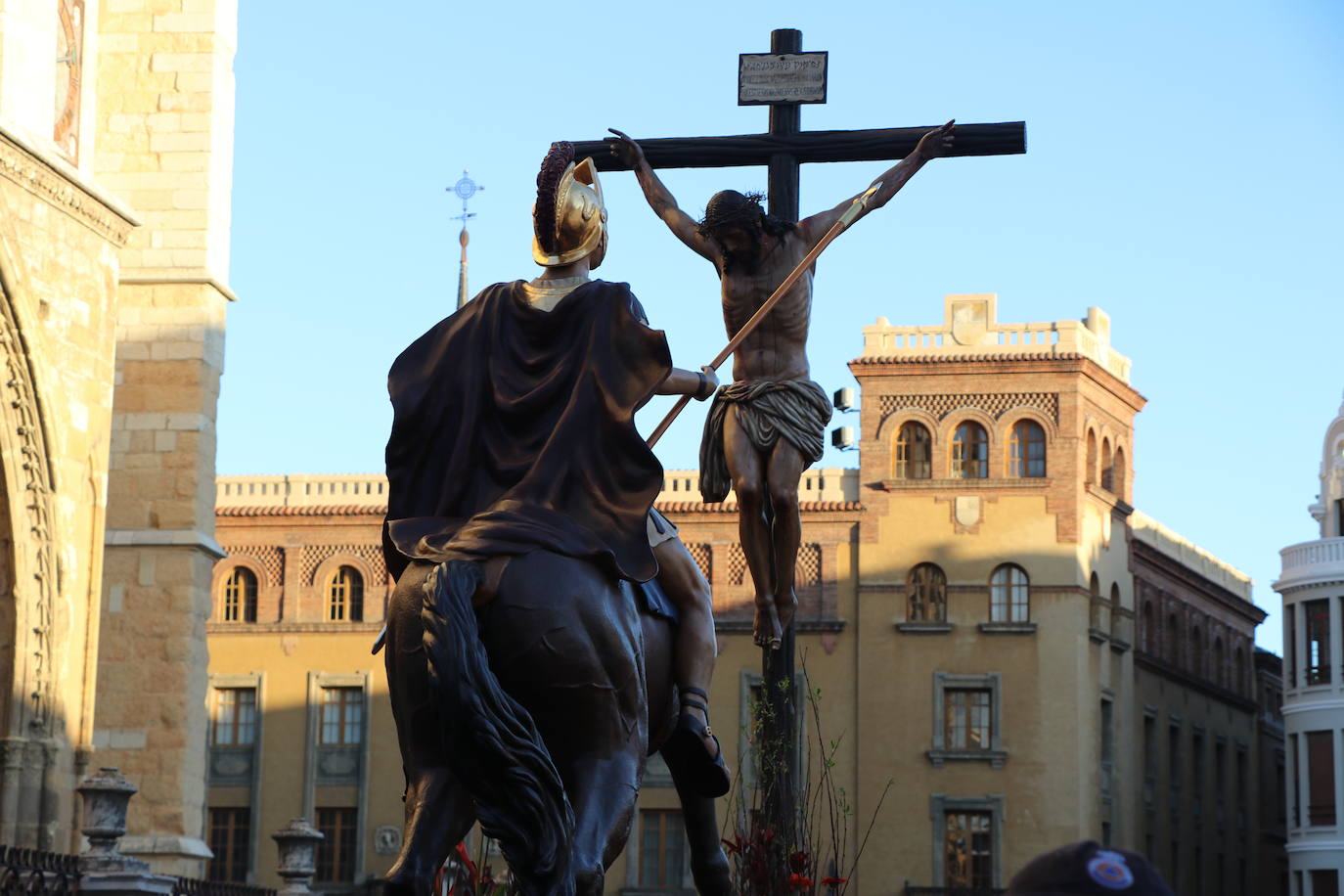 La Cofradía de Angustias ha organizado este Viernes Santo su procesión del Santo Entierro como cada año par. La última vez que procesionó por las calles de la capital fue en 2016.