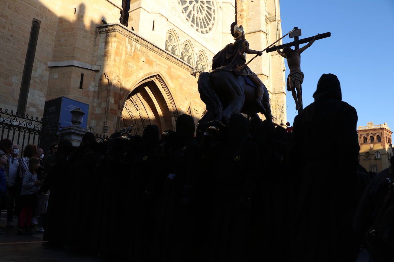 La Cofradía de Angustias ha organizado este Viernes Santo su procesión del Santo Entierro como cada año par. La última vez que procesionó por las calles de la capital fue en 2016.