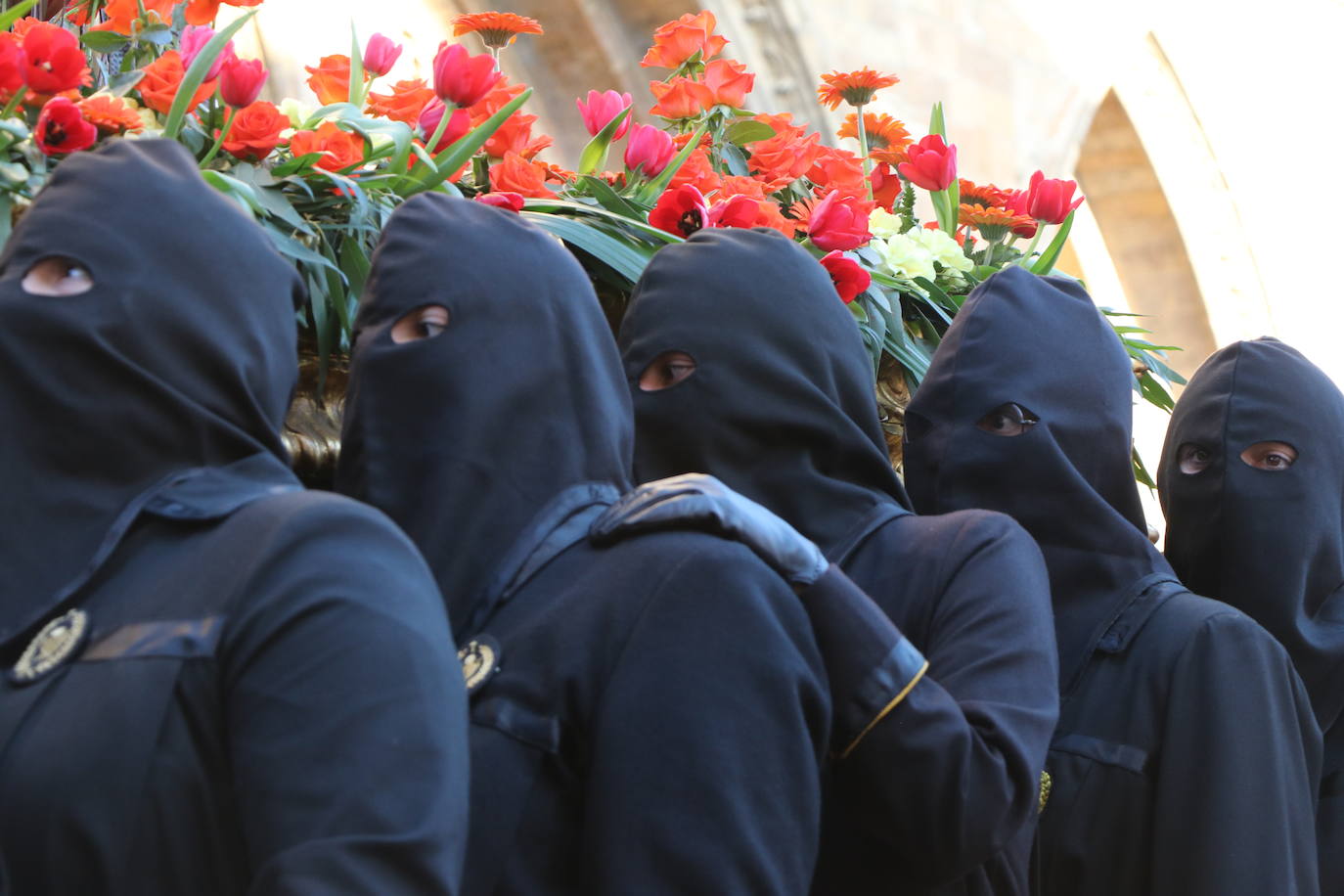 La Cofradía de Angustias ha organizado este Viernes Santo su procesión del Santo Entierro como cada año par. La última vez que procesionó por las calles de la capital fue en 2016.