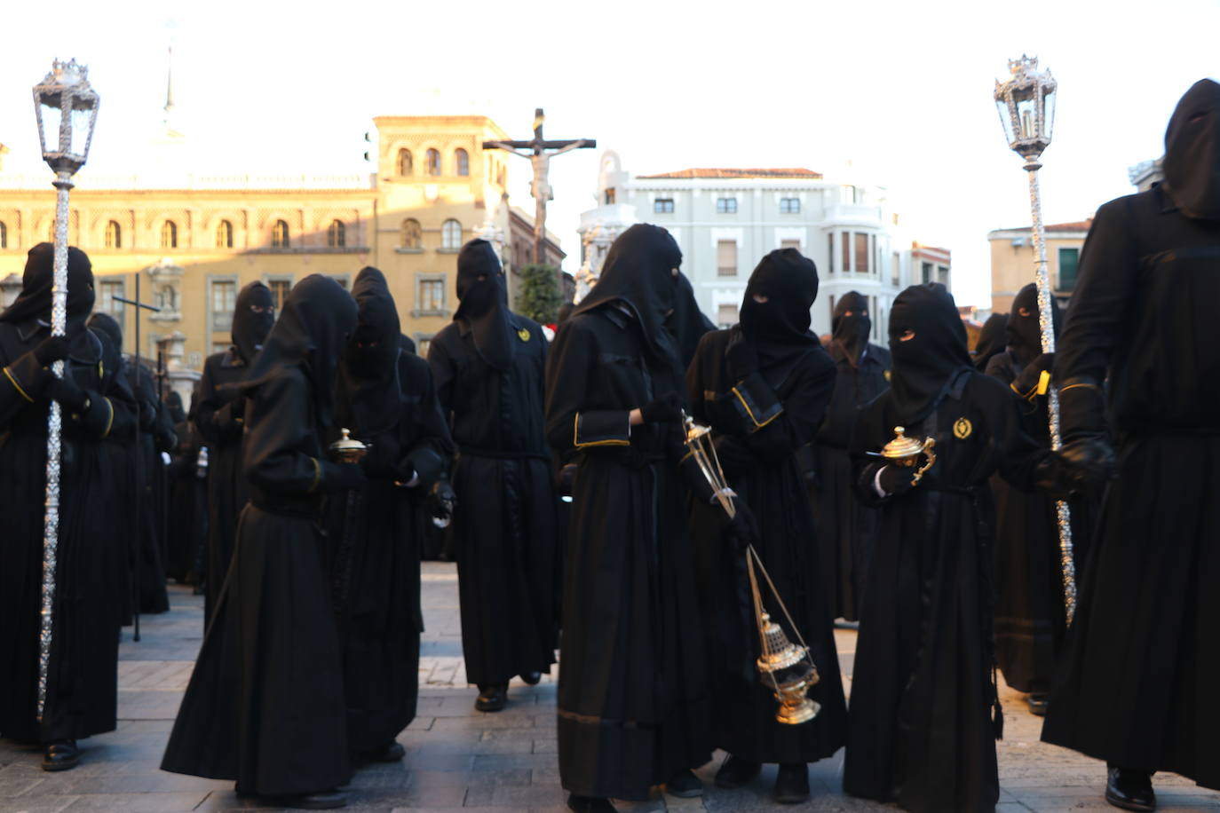 La Cofradía de Angustias ha organizado este Viernes Santo su procesión del Santo Entierro como cada año par. La última vez que procesionó por las calles de la capital fue en 2016.