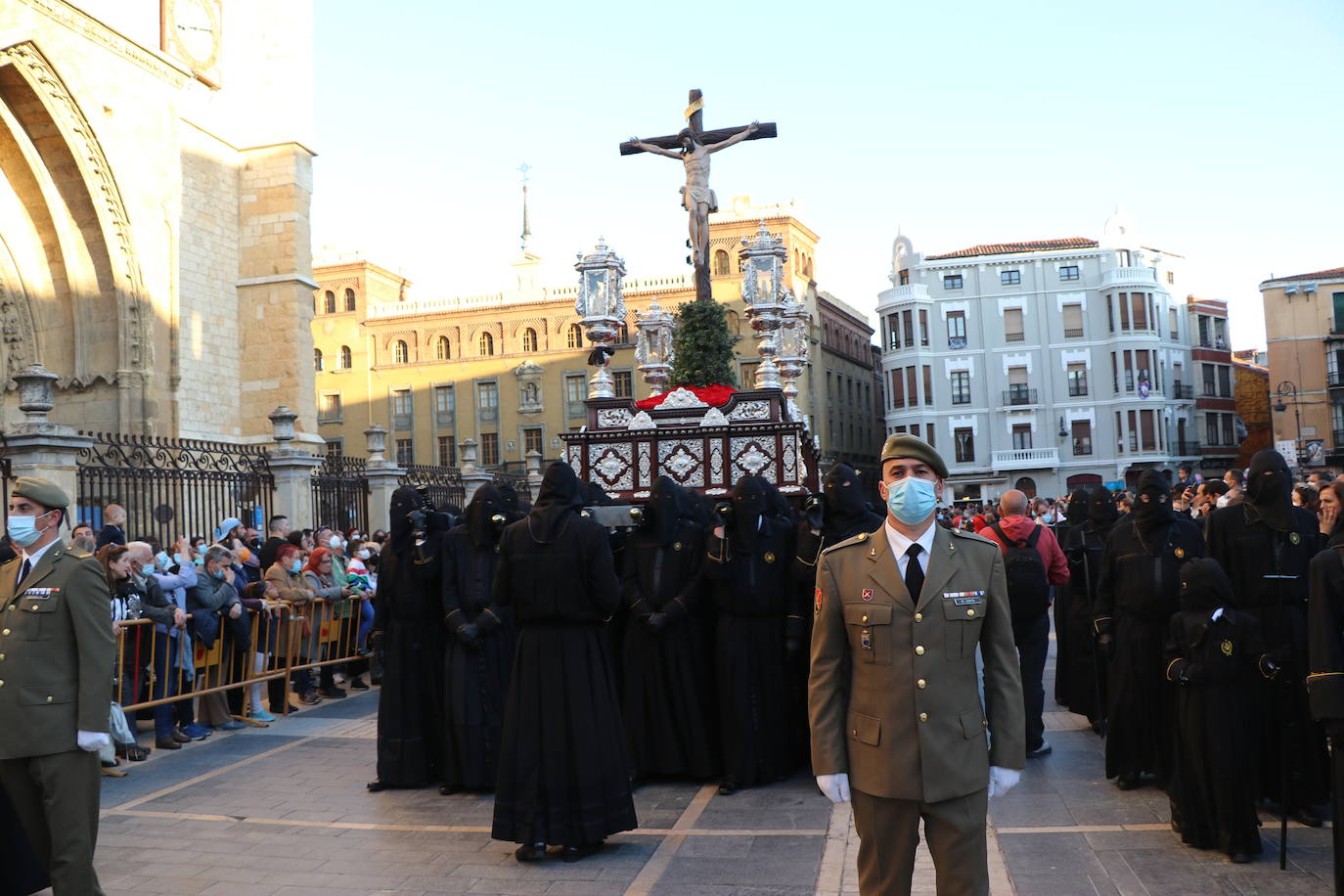 La Cofradía de Angustias ha organizado este Viernes Santo su procesión del Santo Entierro como cada año par. La última vez que procesionó por las calles de la capital fue en 2016.