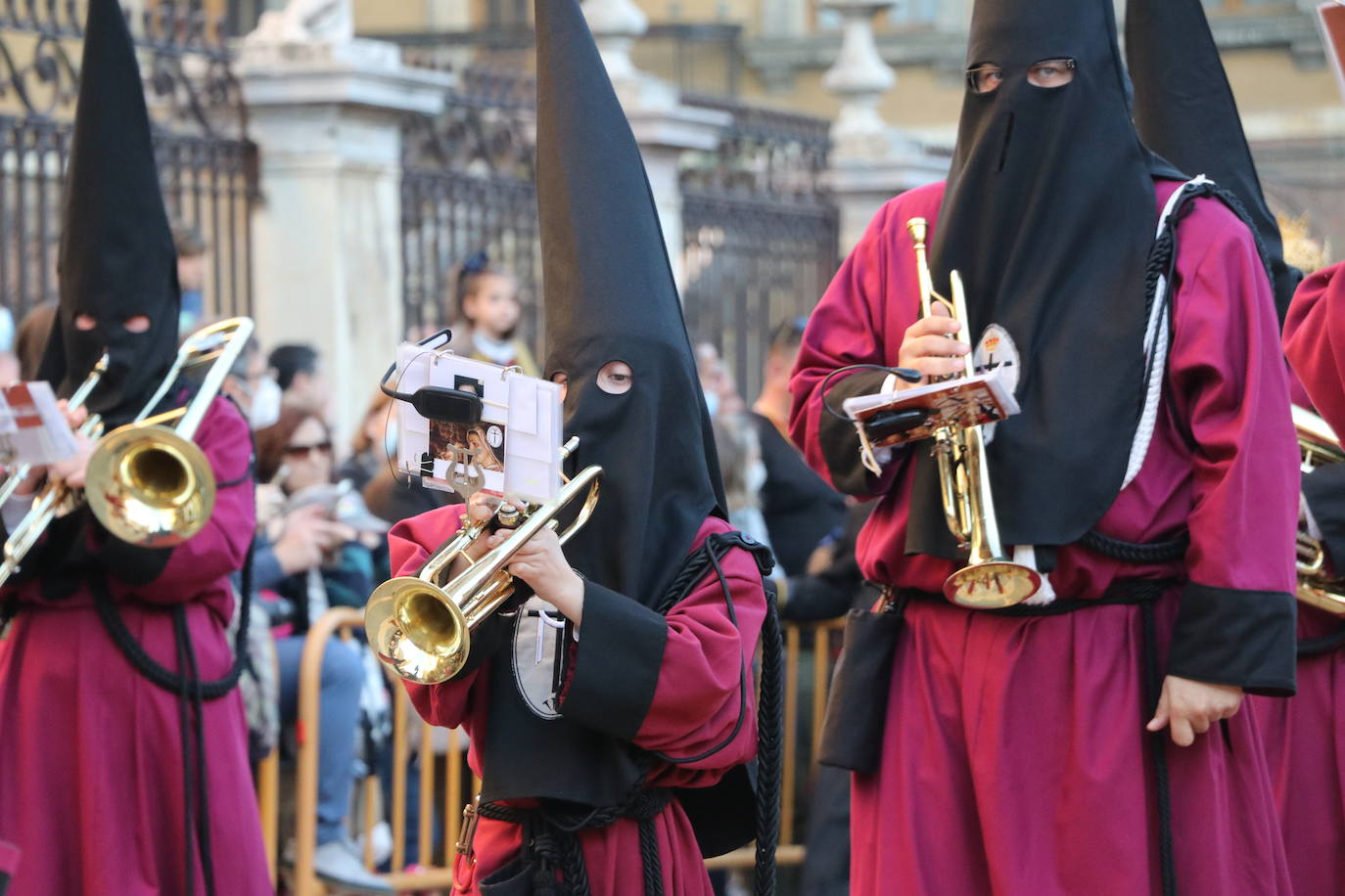 La Cofradía de Angustias ha organizado este Viernes Santo su procesión del Santo Entierro como cada año par. La última vez que procesionó por las calles de la capital fue en 2016.