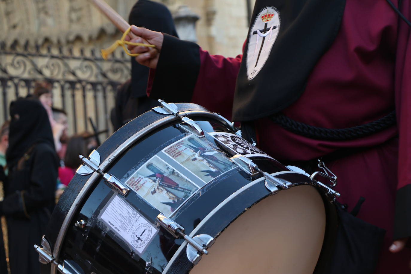 La Cofradía de Angustias ha organizado este Viernes Santo su procesión del Santo Entierro como cada año par. La última vez que procesionó por las calles de la capital fue en 2016.