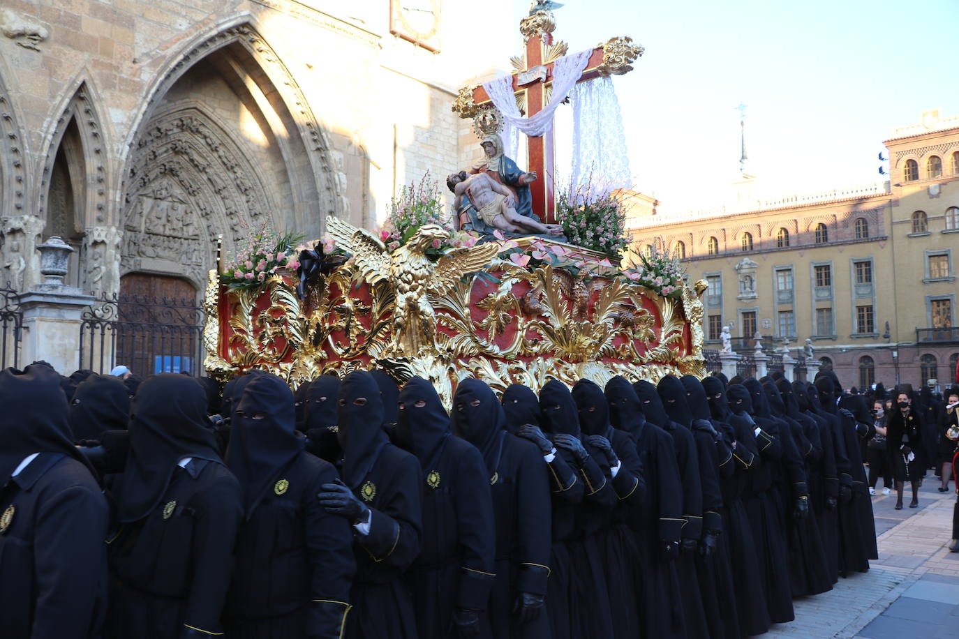 La Cofradía de Angustias ha organizado este Viernes Santo su procesión del Santo Entierro como cada año par. La última vez que procesionó por las calles de la capital fue en 2016.