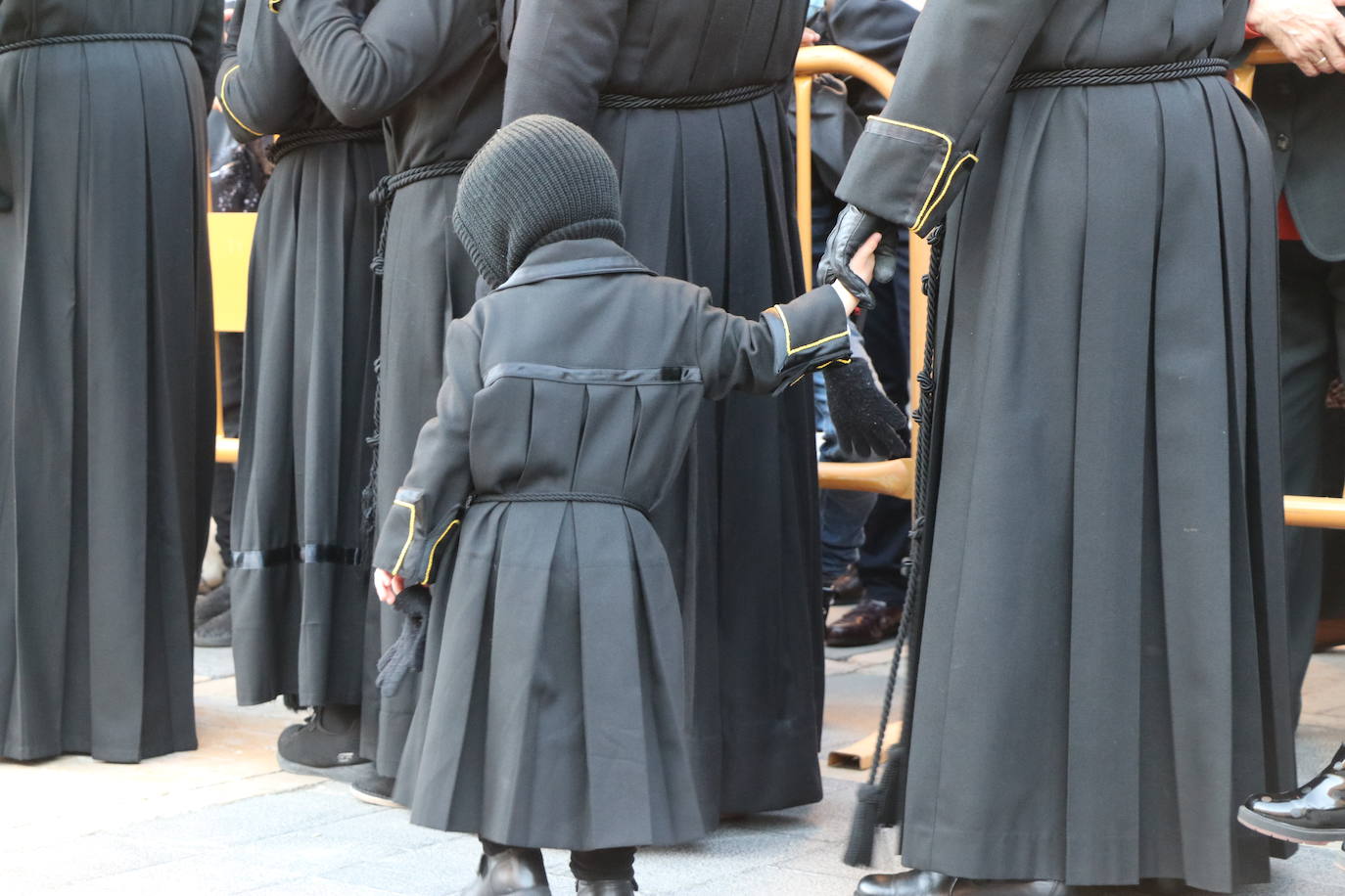 La Cofradía de Angustias ha organizado este Viernes Santo su procesión del Santo Entierro como cada año par. La última vez que procesionó por las calles de la capital fue en 2016.