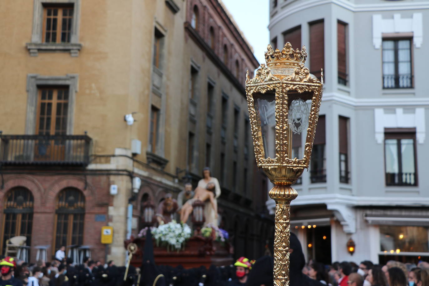 La Cofradía de Angustias ha organizado este Viernes Santo su procesión del Santo Entierro como cada año par. La última vez que procesionó por las calles de la capital fue en 2016.