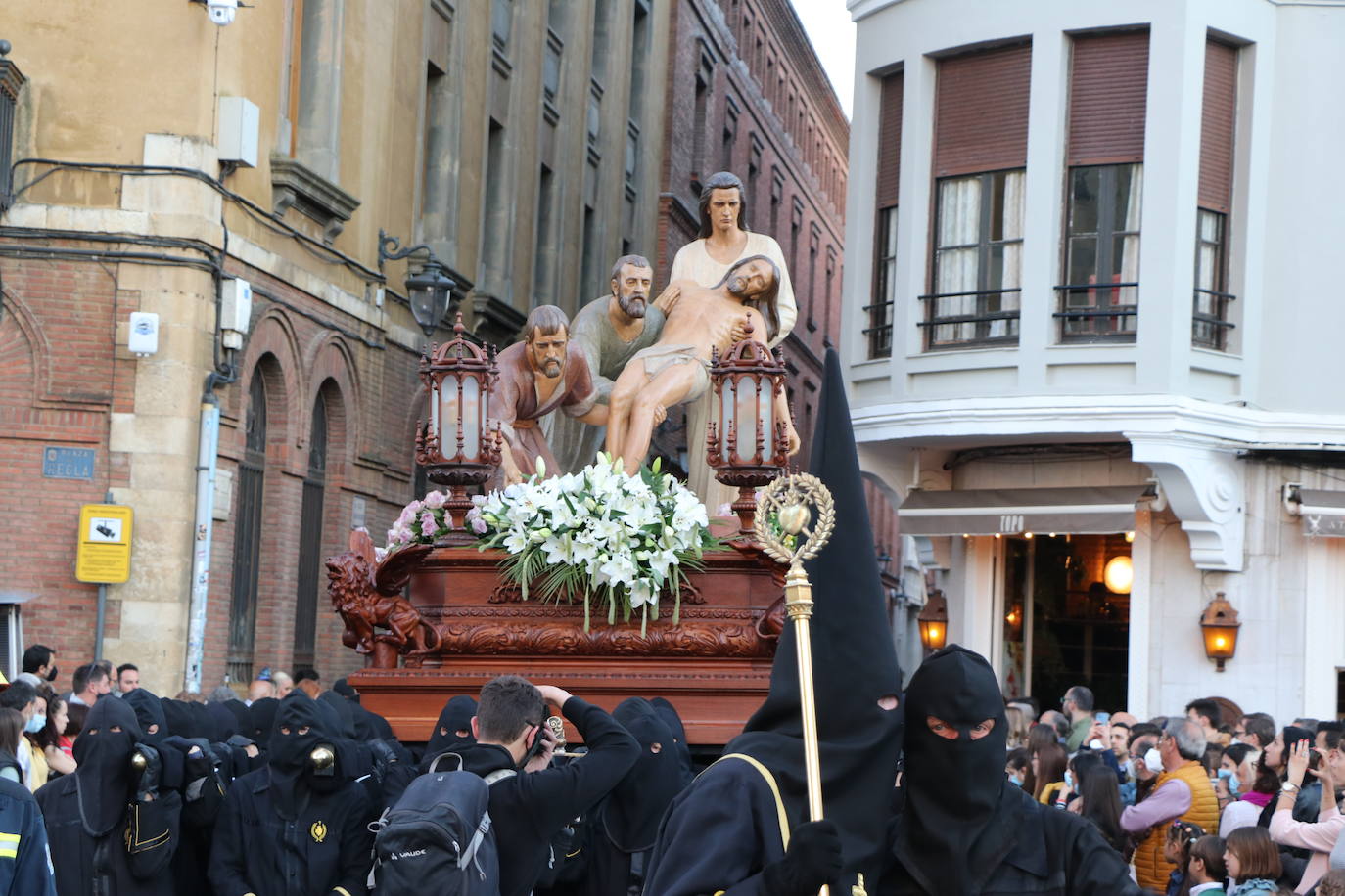 La Cofradía de Angustias ha organizado este Viernes Santo su procesión del Santo Entierro como cada año par. La última vez que procesionó por las calles de la capital fue en 2016.