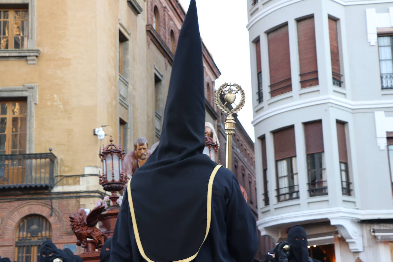 La Cofradía de Angustias ha organizado este Viernes Santo su procesión del Santo Entierro como cada año par. La última vez que procesionó por las calles de la capital fue en 2016.