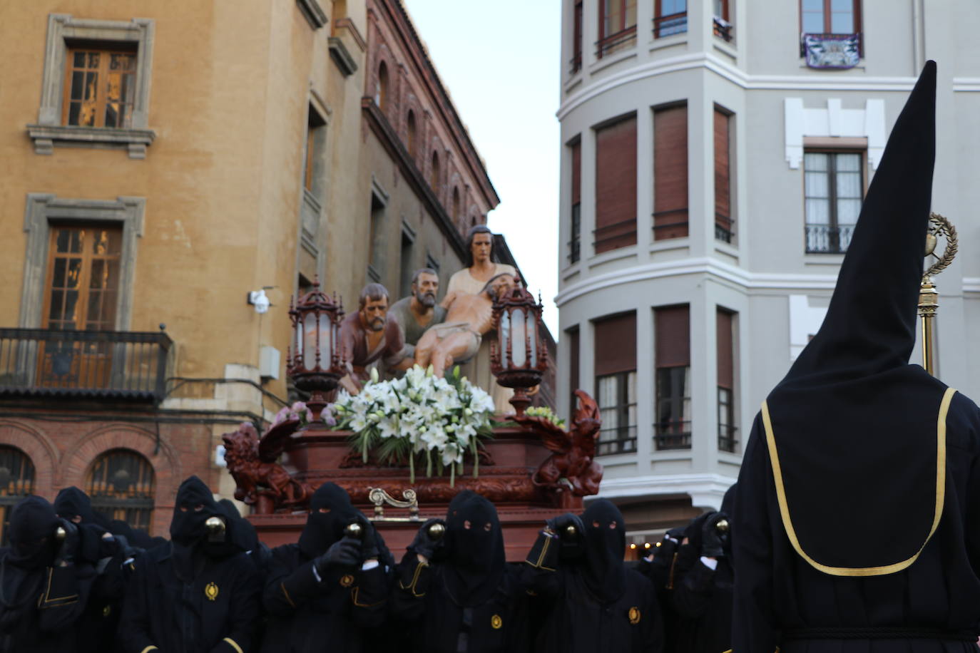 La Cofradía de Angustias ha organizado este Viernes Santo su procesión del Santo Entierro como cada año par. La última vez que procesionó por las calles de la capital fue en 2016.