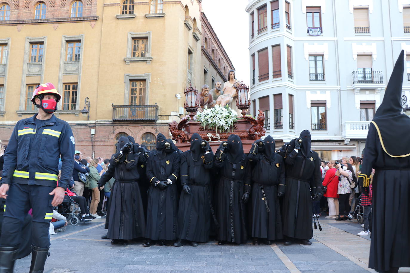 La Cofradía de Angustias ha organizado este Viernes Santo su procesión del Santo Entierro como cada año par. La última vez que procesionó por las calles de la capital fue en 2016.