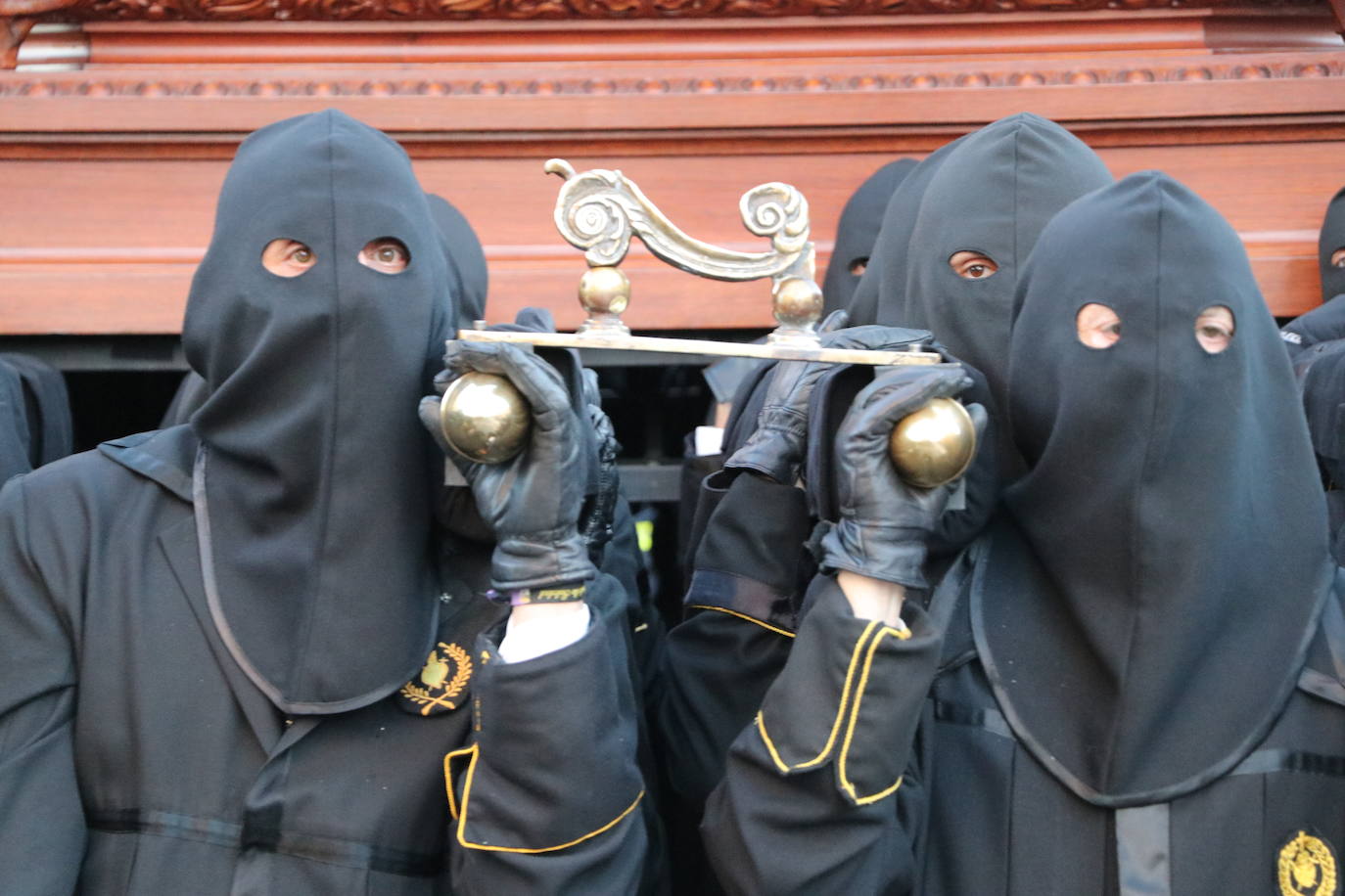 La Cofradía de Angustias ha organizado este Viernes Santo su procesión del Santo Entierro como cada año par. La última vez que procesionó por las calles de la capital fue en 2016.