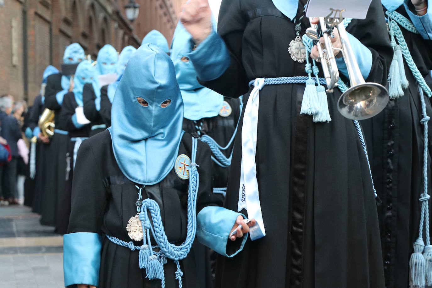 La Cofradía de Angustias ha organizado este Viernes Santo su procesión del Santo Entierro como cada año par. La última vez que procesionó por las calles de la capital fue en 2016.