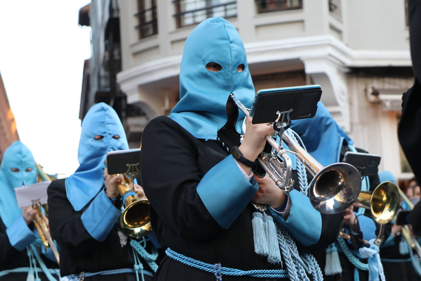 La Cofradía de Angustias ha organizado este Viernes Santo su procesión del Santo Entierro como cada año par. La última vez que procesionó por las calles de la capital fue en 2016.