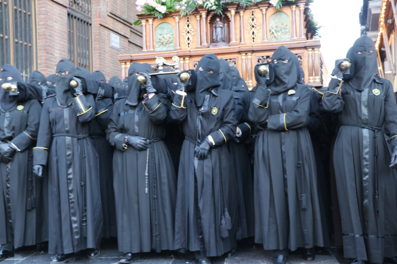 La Cofradía de Angustias ha organizado este Viernes Santo su procesión del Santo Entierro como cada año par. La última vez que procesionó por las calles de la capital fue en 2016.