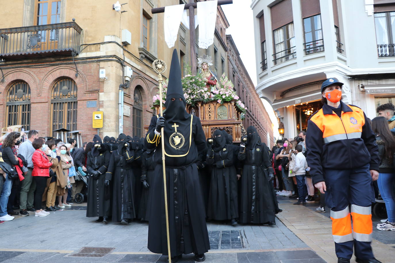 La Cofradía de Angustias ha organizado este Viernes Santo su procesión del Santo Entierro como cada año par. La última vez que procesionó por las calles de la capital fue en 2016.