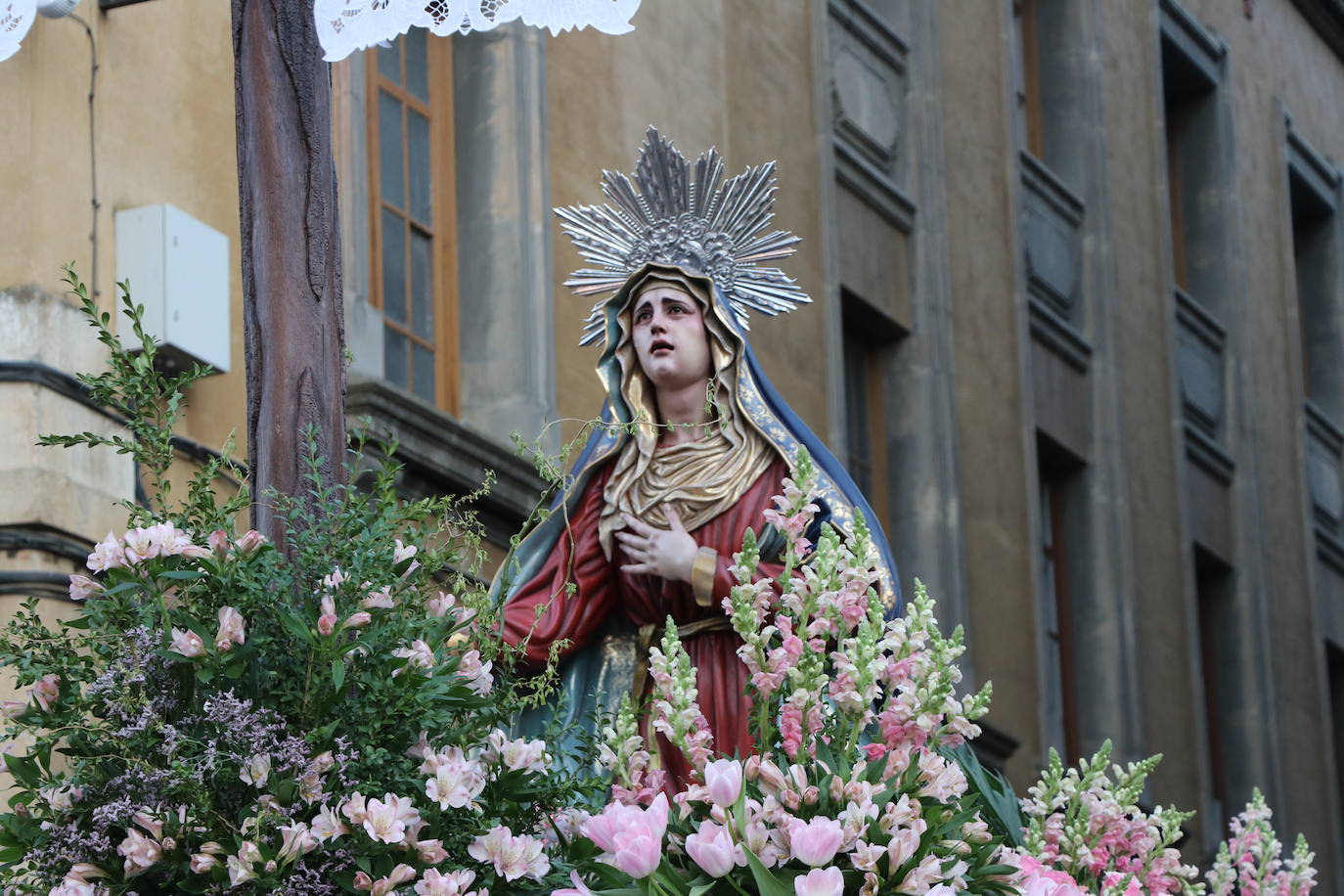 La Cofradía de Angustias ha organizado este Viernes Santo su procesión del Santo Entierro como cada año par. La última vez que procesionó por las calles de la capital fue en 2016.