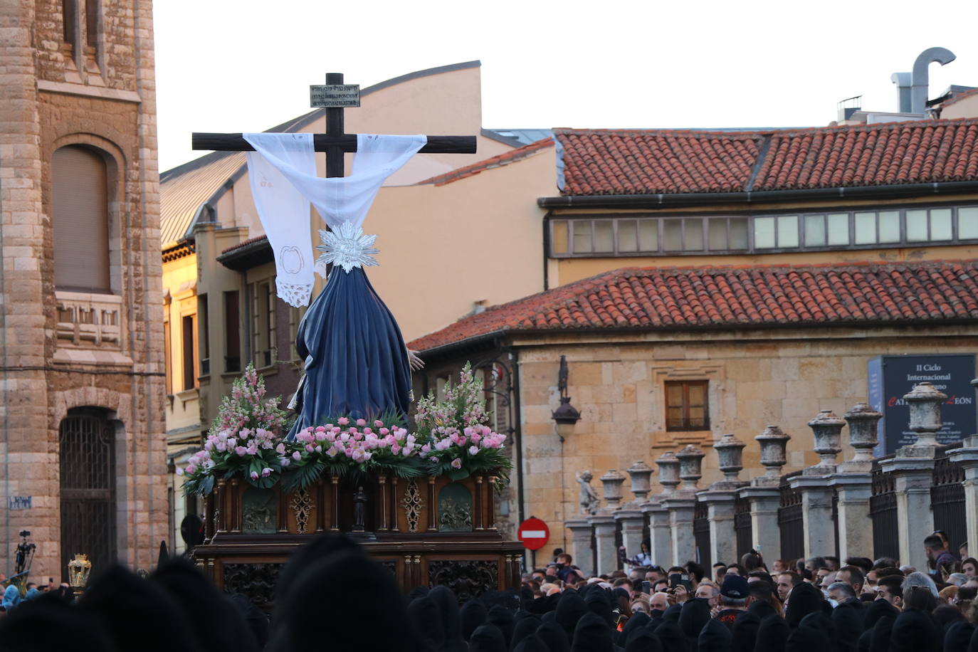 La Cofradía de Angustias ha organizado este Viernes Santo su procesión del Santo Entierro como cada año par. La última vez que procesionó por las calles de la capital fue en 2016.