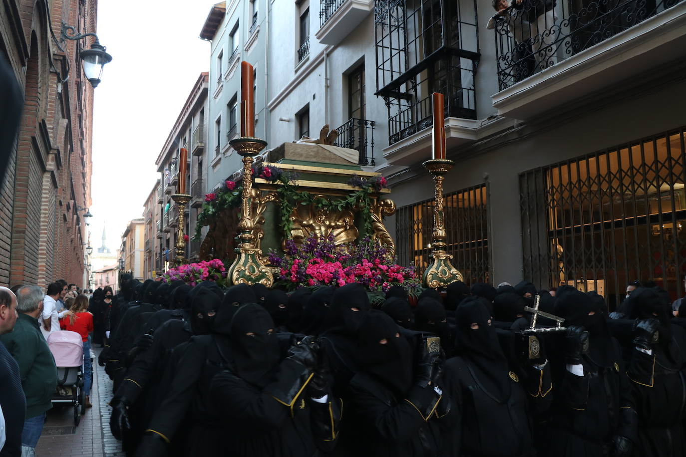 La Cofradía de Angustias ha organizado este Viernes Santo su procesión del Santo Entierro como cada año par. La última vez que procesionó por las calles de la capital fue en 2016.