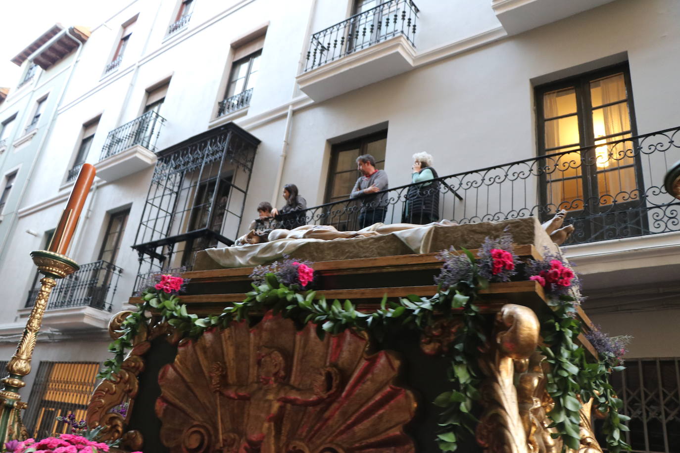 La Cofradía de Angustias ha organizado este Viernes Santo su procesión del Santo Entierro como cada año par. La última vez que procesionó por las calles de la capital fue en 2016.