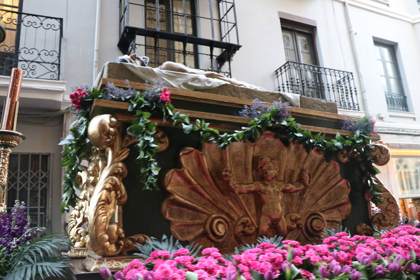 La Cofradía de Angustias ha organizado este Viernes Santo su procesión del Santo Entierro como cada año par. La última vez que procesionó por las calles de la capital fue en 2016.