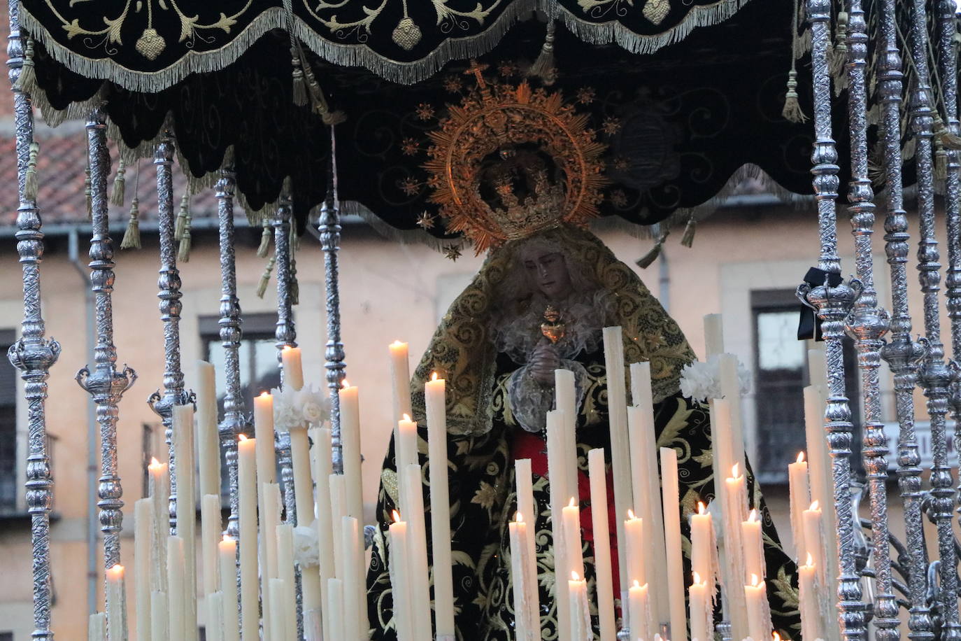 La Cofradía de Angustias ha organizado este Viernes Santo su procesión del Santo Entierro como cada año par. La última vez que procesionó por las calles de la capital fue en 2016.